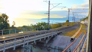 Поезд едет вдоль моря. 24 вида из окна поезда