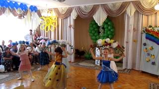 Танец с цветочными дугами