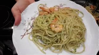 Macarrão ao Molho Pesto com Camarão