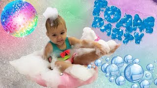Катя устроила пенную вечеринку дома! FOAM PARTY! Детская домашняя вечеринка в ванне!