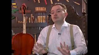 Philip Kamroyan da entrevista a TV Justiça sobre arcos de violino em Pau Brasil- Atelier Kamroyan