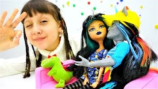 Игры для девочек с куклами Монстр Хай готовят пирожное