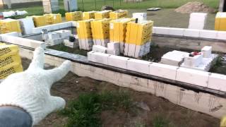17.  Кладка первого ряда газоблока