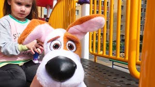 Юля и игрушечный Макс на детской площадке Видео для детей с игрушками Outdoor playground for kids