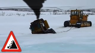 Бездорожье. Бульдозер провалился под лёд. Езда по бездорожью.