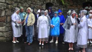 Interview d'une malade devant la grotte de Massabielle à Lourdes