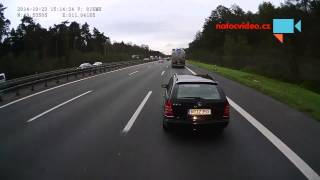 Najíždění na dálnici kamion, ne-kamion.