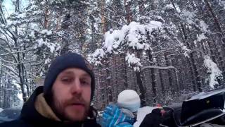 Начало сбора палатки в лесу