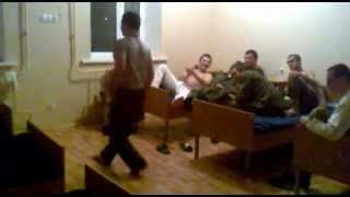 Дагестанец в армии танцует лезгинку mp4