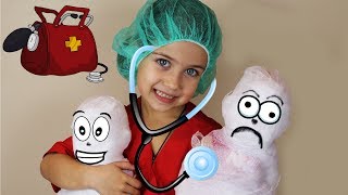 Играем в Доктора лечим кукол! Доктор Эмилюша бинтует пациентов  от всех болезней Веселое видео