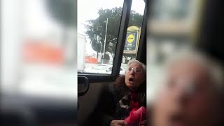 Roma, immigrato insultato e picchiato sul bus da un'anziana