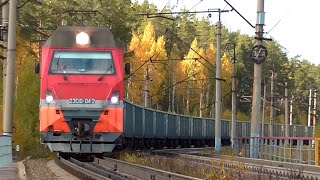 Электровоз 2ЭС10-042 "Гранит" с новыми полувагонами