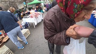 БАБУШКА ЦЕЛУЕТ МНЕ РУКИ - ЗА ЧТО? Grandma kisses my hands?