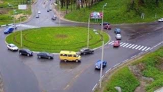 Как правильно въехать на круговой перекресток?