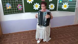 "Спустилась ночь..." Поет и играет на баяне самоучка - ИРЕНА ШЕМИС.
