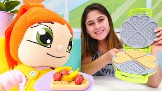 Ayşe Lili'ye waffle yapıyor! Hamur oyunları