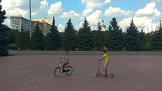 ???? Алёнушка научилась кататься на велосипеде ????УРА