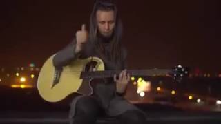 Потрясающий акустический басист