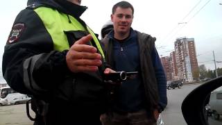 ДПС Беспредел Гаишник ломает автомобиль водителя