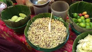 バンコクの屋台でソムタムを作るおかあさん ／ Making Green Papaya Salad Sum Tam Streetfood in Thailand Bangkok