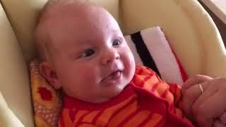 Милый малыш 1 месяц просит кушать. Дайте мне сиську. Папа жжот)