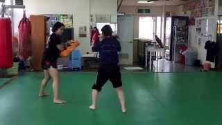 キックボクシング女子 ミット練習