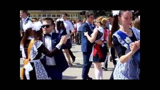 На Центральной площади выпускники школ станцевали вальс