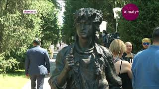 В Алматы открыли памятник герою  Виктора Цоя из фильма "Игла" (21.06.18)