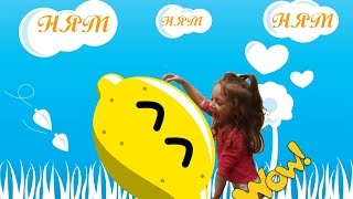 ШОК!!! МАЛЕНЬКАЯ НИКУСЯ КУШАЕТ ЛИМОН КАК ЯБЛОКО,Ребёнок кушает лимон, little girl eating a lemon