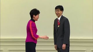 袁國勇「打臉」林鄭接受金紫荊勳章後拒握手777「強顏歡笑」