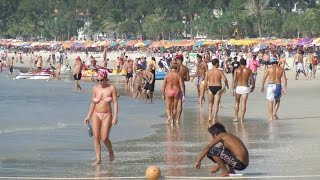 Как отдыхают тайские школьники на пляже в Паттайе