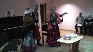 Пенсионеры  танцуют и поют гуляя в Дворце Ветеранов