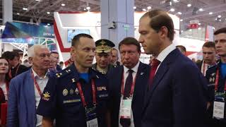 Министр промышленности и торговли РФ Денис Мантуров у стенда предприятий «Социума» на «Армии-2018»