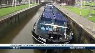 Binnenvaartschip maakt slagzij in Parksluizen