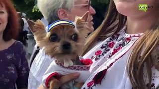 На улицы Харькова вышли тысячи людей в вышиванках