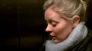 dena kussu hissiin, toilet elevator