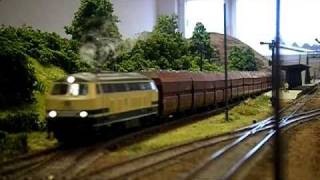 ESU 215 009-2 fährt ab auf H0 Modellbahn