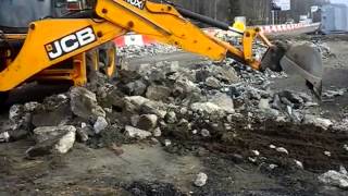 Экскаватор погрузчик, JCB-3CX Super, собирает задним ковшом железобетон, Калуга.