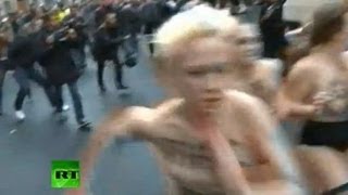 Католики побили FEMEN в Париже / Femen activists beaten up in Paris