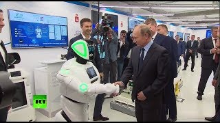 «Здравствуйте, Владимир Владимирович»: андроид поздоровался с Путиным на выставке в Перми