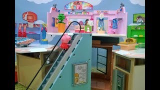 Bajka Świnka Peppa po polsku. Zabawa na ruchomych schodach w galerii handlowej