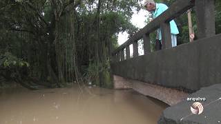 Rio Itapecerica abaixa, mas água do córrego Flecha invade sete casas