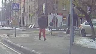 Шлепнул по попе / мужик не удержался / видеорегистратор