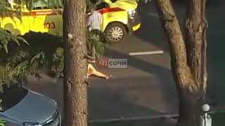 В Сочи обнаженная женщина лежала прямо на дороге