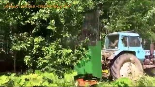 Кусторез рубит деревья и кусты