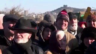 В Тбилиси оппозиция устроила акцию протеста у здания американского посольства.