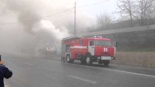 Пожарные тушат Газель
