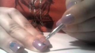 Nail art floreale viola chiaro e blu