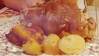 Очень сочная и мягкая свиная рулька запеченная в духовке
