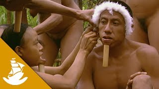 Zo'é men dressing up as a woman